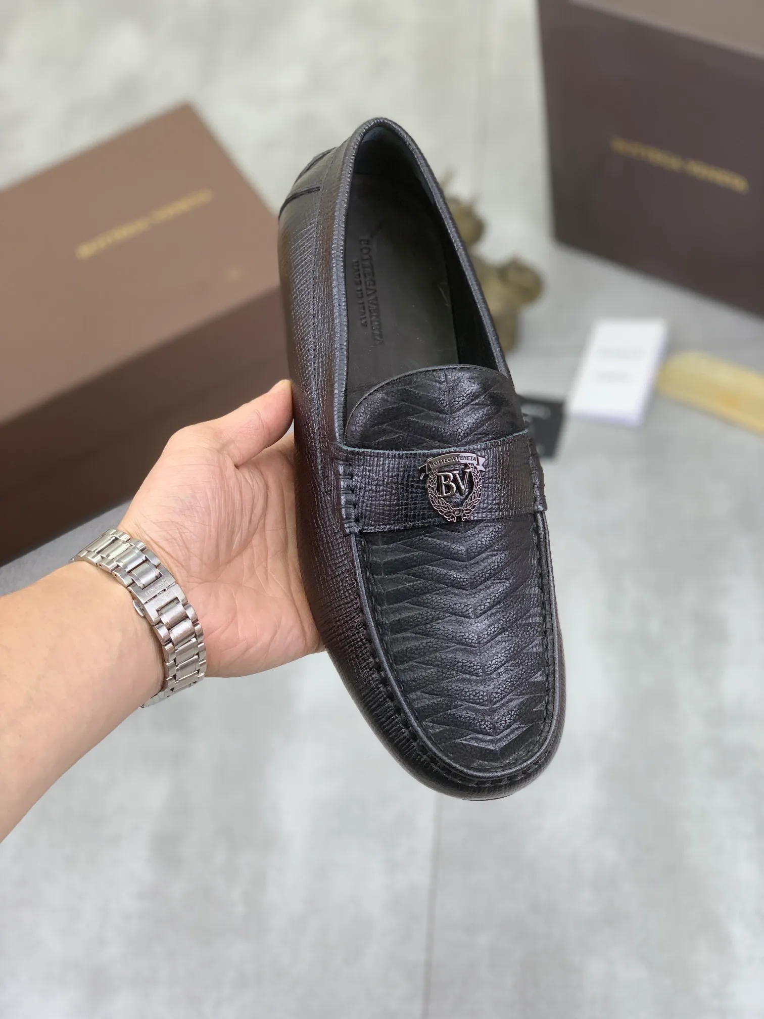 Men's shoes 💰P420 [New model] Water-dyed Niuli 💰High-quality business beanie shoes 💎💎💎 BOTTEGA VENETA official website synchronizes the latest top version of BV in the market, accepts material comparison, shoe type comparison, process comparison, practical and texture, versatile, suitable for any occasion, the more you look at it, the more it tastes. Pure hand-woven craftsmanship - Upper material, hand-woven calfskin imported from Italy 🇮🇹 - High-quality water-dyed cowhide lining - Original private model customized outsole -Size: 39-44 (38 45 can be customized) Color: black optional